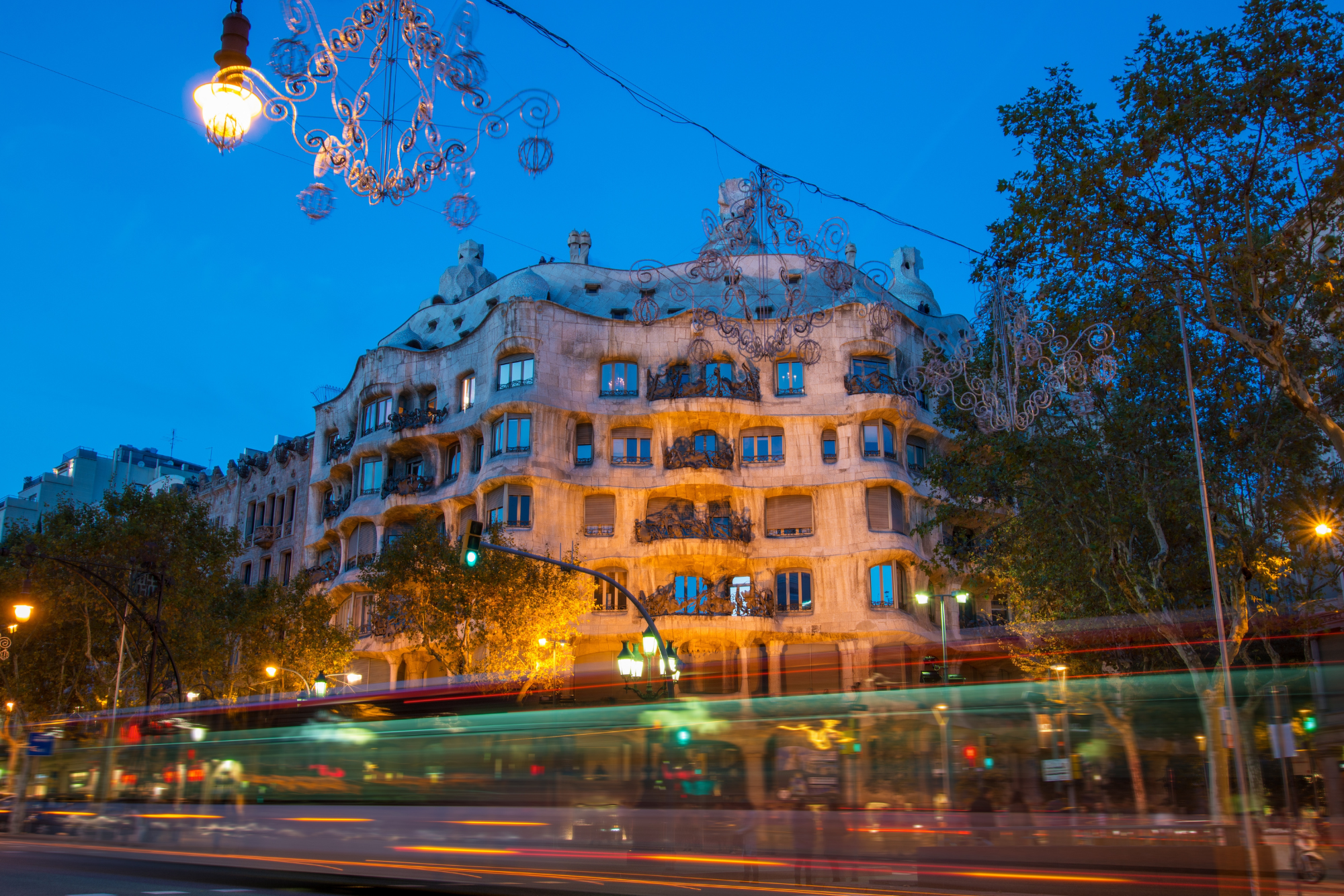 Visita Guiada Nocturna y espectáculo en La Pedrera - Casa Milà