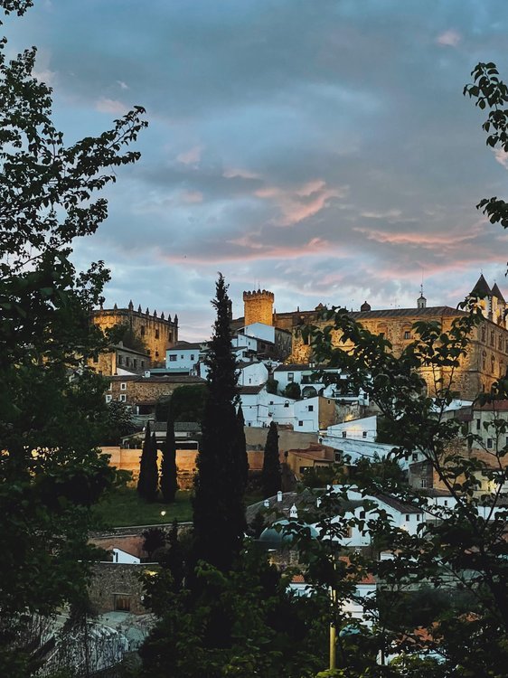 Tour Cáceres al Atardecer: Leyendas y Misterios