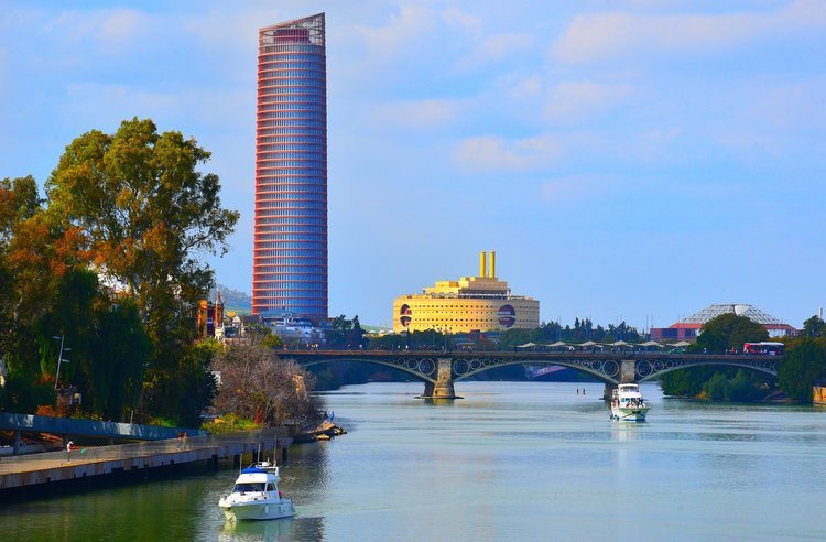 Paseo en barco por Sevilla en el Río Guadalquivir