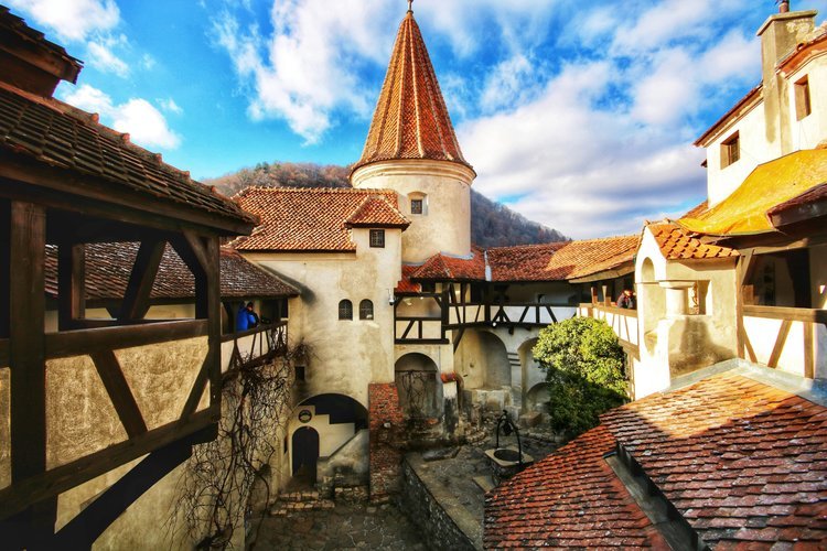 Tour and excursion to Bran and Peles castles from Bucharest