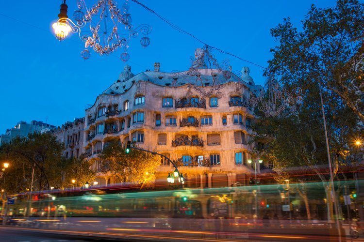 Visita guiada nocturna + Show de luces en La Padrera - Casa Milà