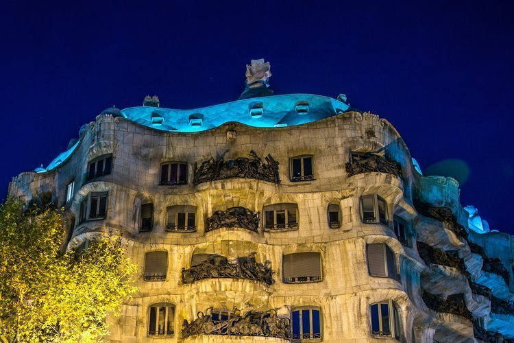 Visita guiada nocturna + Show de luces en La Padrera - Casa Milà
