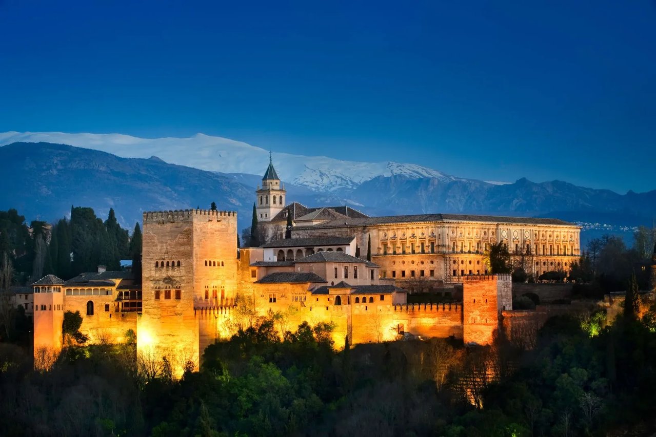 Visita guiada nocturna a la Alhambra, Palacio de Carlos V  y Jardines del Generalife