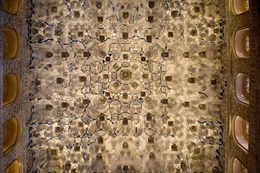 Visita guiada nocturna a la Alhambra, Palacio de Carlos V  y Jardines del Generalife