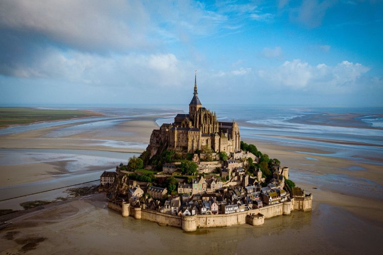 Entrada a la Abadía del Mont Saint-Michel de Francia con audioguía APP