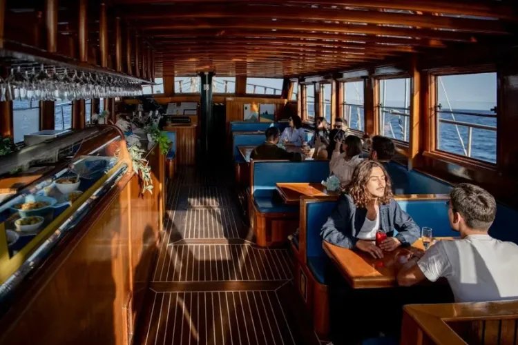 Crociere al tramonto a Barcellona con musica dal vivo nel Mediterraneo